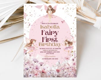 Puede incluir: Una tarjeta de invitación rosa y blanca con el texto "Isabella Fairy First Birthday". La tarjeta presenta ilustraciones de hadas, flores y mariposas. La invitación incluye la fecha, hora y lugar de la fiesta de cumpleaños.