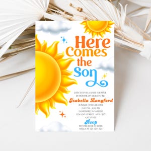 Könnte beinhalten: Eine rechteckige Einladungskarte für eine Babyparty mit einer großen gelben Sonnenillustration auf der linken Seite und einer kleineren Sonne oben rechts. Der Text lautet Here Comes the Son, Join us for a baby shower in honor of mom-to-be Isabella Langford.
