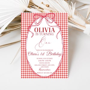 Puede incluir: Una tarjeta de invitación a cuadros rojos y blancos con el texto "OLIVIA IS TURNING One". La tarjeta incluye detalles para la celebración del primer cumpleaños de Olivia, incluyendo la fecha, hora y lugar.