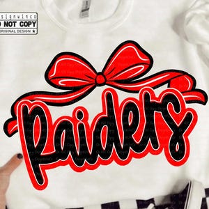 Op de afbeelding: Wit sweatshirt met een rode strik en het woord "Raiders" in zwart met een rode omlijning. Het sweatshirt heeft de tekst "designwinco DO NOT COPY ORIGINAL DESIGN" en "DIGITAL DOWNLOAD".