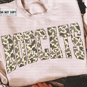 Bobcats PNG, Retro Camo Distressed Varsity Buchstaben, Schulgeist Spieltag Shirt Design, Varsity Maskottchen Sublimation PNG, Team Pride PNG