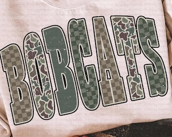 Bobcats png, camouflage-mascotteontwerp, noodlijdende varsity-teamgeestsublimatie, retro gamedag sport png, shirtontwerp schoolgeestkleding