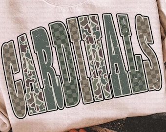 カーディナルズPNG、迷彩柄マスコットデザイン、バーシティチームスピリット昇華プリント、レトロゲームデースポーツPNG、スクールスピリットウェアシャツデザイン