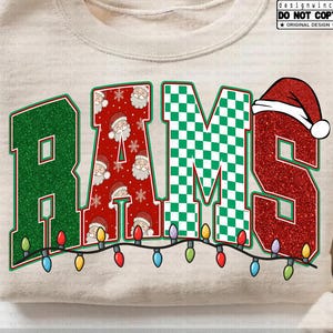 Rams Natal PNG, Letras Xadrez Vermelhas Verdes Brilhantes, Design de Mascote de Natal Retro do Papai Noel, Sublimação PNG do Dia do Jogo do Espírito de Equipe