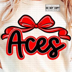 Puede incluir: Una camiseta color crema con la palabra "Aces" en negrita, fuente negra con contorno rojo, coronada por un lazo rojo. El diseño incluye el texto "digital download" y "DESIGNED BY DESIGNWINCO".
