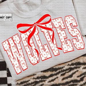 Peut inclure: Un sweat-shirt gris clair avec le mot "WIFEY" en rouge. Les lettres sont remplies d'un motif de nœuds et de cœurs rouges. Un grand nœud rouge est au-dessus du mot. Les mots "téléchargement numérique" et "conçu par designwinco" sont également visibles.