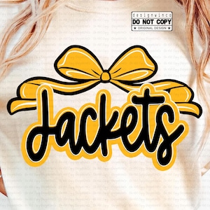 Puede incluir: Camiseta color crema con un gráfico grande que dice "Jackets" en escritura negra con un contorno amarillo. Una cinta amarilla está encima de la palabra. La camiseta también tiene el texto "digital download" y "designed by designwinco".