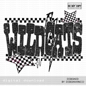 Pode incluir: Um design de download digital com a palavra "WILDCATS" em uma fonte ousada e desgastada com um padr&atilde;o de estampa de leopardo. O design inclui estrelas quadriculadas e o texto "digital download" e "DESIGNED BY DESIGNWINCO".