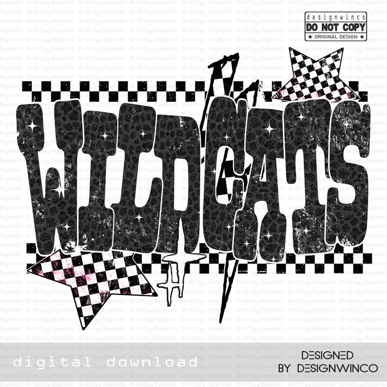 Pode incluir: Um design de download digital com a palavra "WILDCATS" em uma fonte ousada e desgastada com um padr&atilde;o de estampa de leopardo. O design inclui estrelas quadriculadas e o texto "digital download" e "DESIGNED BY DESIGNWINCO".