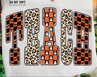 Halloween-Lehrer PNG, gruselige Leopard-Karobuchstaben, Orange-Schwarz-Fledermaus-Geist-Muster, Lehrer-Shirt-Sublimationsdesign PNG