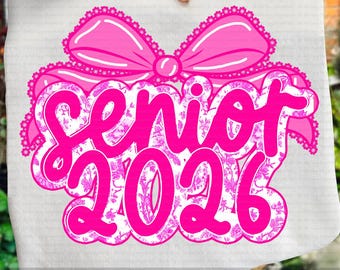 Coquette Senior 2026 PNG, Diseño de sublimación de la Clase Preppy de 2026, Regalo para mamá y graduación, Camisa de último año con lazo floral, PNG de escuela secundaria
