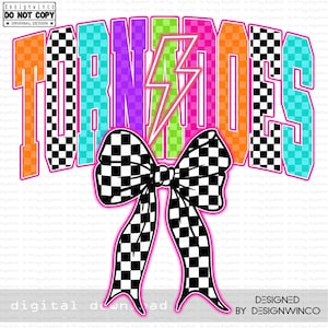 Può includere: Design digitale con la parola "TORNADOES" in lettere colorate e un motivo a scacchiera. Sono inclusi anche un fulmine e un grande fiocco a scacchi. Il design è su sfondo bianco.