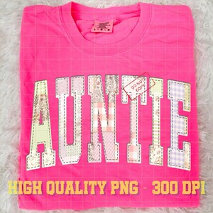 Puede incluir: Camiseta rosa brillante con la palabra "AUNTIE" aplicada en la parte delantera en un diseño de patchwork con telas florales y estampadas. La camiseta también tiene el texto "HIGH QUALITY PNG - 300 DPI".