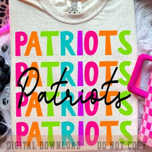 Pode incluir: Camiseta creme com a palavra "PATRIOTS" em letras coloridas sobrepostas. Uma palavra "Patriots" em itálico é sobreposta. A parte inferior da camiseta diz "DIGITAL DOWNLOAD DO NOT COPY". O design usa cores vibrantes.