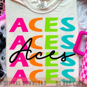 Könnte beinhalten: Cremefarbenes T-Shirt mit dem Wort "ACES" in leuchtenden pinken, orangefarbenen, grünen und türkisfarbenen Buchstaben. Das Wort "Aces" ist auch in einer kursiven Schrift in Schwarz geschrieben. Die Wörter "DIGITALER DOWNLOAD" und "NICHT KOPIEREN" sind unten aufgedruckt.