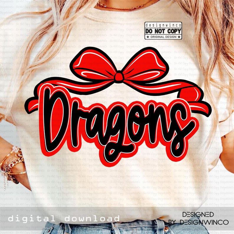 Op de afbeelding: Een cr&egrave;mekleurig T-shirt met het woord "Dragons" in een vetgedrukte, zwarte letter met een rode omlijning. Boven het woord staat een rode strik. Het shirt bevat ook de tekst "digitale download" en "ontworpen door designwinco".