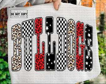 ブルドッグス PNG、レトロなヒョウ柄のチェッカーボードの星文字昇華転写、スクールスピリットウェアの試合日用シャツデザイン、バーシティマスコットチームのプライドPNG