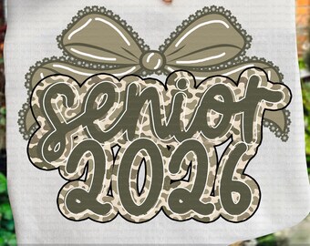Coquette Camo afstuderen senior 2026 png, preppy klas van 2026 sublimatieontwerp, afgestudeerd 2026 png, shirtontwerp middelbare school senior png