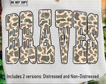 Bravos PNG, Letras universitarias desgastadas con camuflaje retro, Diseño de camiseta para el día del juego con espíritu escolar, Mascota universitaria sublimada PNG, Orgullo de equipo PNG