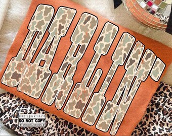 Retro Darlin 'Camo PNG, Retro Western PNG, Cowgirl Country Camo Print, Distressed Country Girl Sublimationsdesign für Shirt
