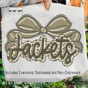 Può includere: Un design digitale scaricabile con la parola "Jackets" in un motivo mimetico, con un fiocco decorativo sopra. Il design include il testo "Includes 2 versions: Distressed and Non-Distressed" e "digital download". Il design è di Designwinco.