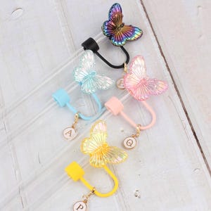 Adorno de pajita Stanley con forma de mariposa: dije personalizado para taza con inicial, accesorio colorido y personalizado para vaso, regalo único para ella o para una fiesta.