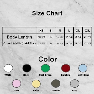 Puede incluir: Una tabla de tallas con medidas de largo de cuerpo y ancho de pecho en pulgadas, que van de XS a 2XL. La tabla tambi&eacute;n muestra una paleta de colores con opciones como blanco, negro, verde irland&eacute;s, Carolina, azul claro, rosa, margarita, pimienta y gris.