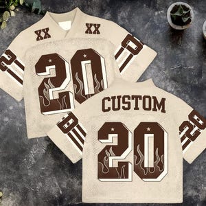Camiseta de fútbol personalizada con nombre y número: atuendo personalizado para conciertos y días de juego.