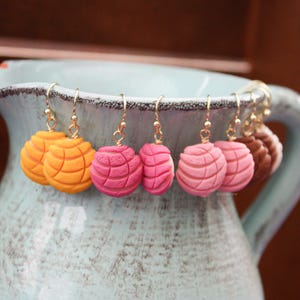 Concha pan dulce dangle earrings.