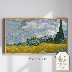 Può includere: Una stampa incorniciata di un dipinto di paesaggio con un campo di grano, alberi e un cielo nuvoloso. L'opera d'arte è in una cornice di legno. Il testo "FRAME TV ART" è sotto.