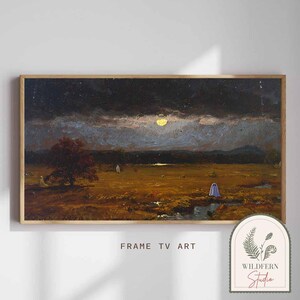 Può includere: Un dipinto di paesaggio incorniciato raffigura un campo illuminato dalla luna con figure spettrali. L'opera presenta un cielo scuro e nuvoloso e un campo dai toni caldi e terrosi. Il testo "FRAME TV ART" è visibile in basso.