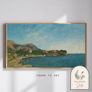 Puede incluir: Una pintura de un paisaje marítimo con una cordillera en el fondo. El agua es de color azul claro y el cielo es de color azul pálido. Hay árboles y edificios en la costa.