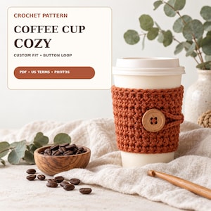 Pode incluir: Uma capa de crochê cor de ferrugem para copo de café com um botão de madeira e uma alça, enrolada em um copo de papel branco. O texto diz: CROCHET PATTERN, COFFEE CUP COZY, CUSTOM FIT, BUTTON LOOP, PDF, US TERMS, PHOTOS.