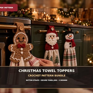 Puede incluir: Un paquete de patrones de ganchillo para colgadores de toallas navideños con tres diseños: un hombre de jengibre, Santa Claus y un muñeco de nieve. Cada uno incluye una tira con botón. El texto dice PDF PATTERN y CHRISTMAS TOWEL TOPPERS.