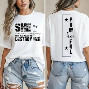 Könnte beinhalten: Weißes T-Shirt mit schwarzem Text. Auf der Vorderseite steht "SHE overcame everything THAT WAS MEANT TO DESTROY HER". Auf der Rückseite steht "POWERFUL her" vertikal.