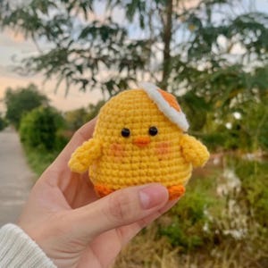 Crochet Chick Keychain – Kawaii Amigurumi Chicken Plush with Fried Egg Hat, Handmade Cute Animal Bag Charm, Soft Toy Gift for Her