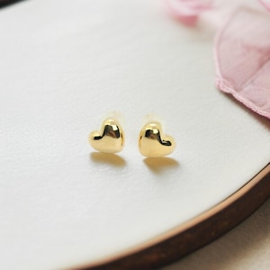 K18 Solid Gold Heart Stud Earrings: Minimalist Love Jewelry (7mm)