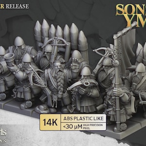 Puede incluir: Figuras en miniatura de guerreros barbudos, armados con ballestas y cascos, sobre una base gris. La imagen está etiquetada como "SONS OF YMIR" y "SEPTEMBER RELEASE". El texto "ABS PLASTIC LIKE" y "14K" también está incluido.