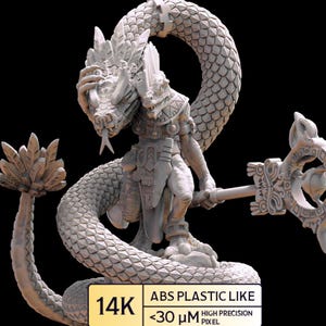 Può includere: Miniatura grigia dettagliata di una figura umanoide a forma di serpente con un bastone. La figura ha un copricapo di piume ed è circondata dal corpo di un serpente arrotolato. La base della miniatura presenta il testo "14K", "ABS PLASTIC LIKE" e "<30 μm HIGH PRECISION PIXEL". Il logo Lost Kingdom miniatures è visibile.