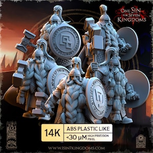 Puede incluir: Una colección de figuras de enanos grises, cada una sosteniendo un martillo o un escudo. Los enanos tienen largas barbas y cascos. La imagen incluye el texto "ONE SIN FOR SEVEN KINGDOMS" y "14K ABS PLASTIC LIKE <30 μM HIGH PRECISION PIXEL."