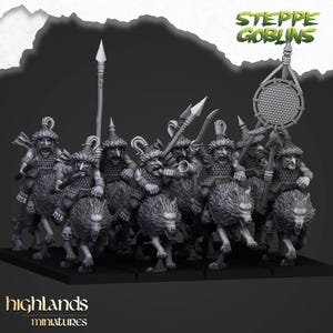 Peut inclure: Image en niveaux de gris d'une armée miniature de Gobelins des steppes chevauchant des créatures ressemblant à des loups. Les gobelins sont armés de lances, d'épées et d'arcs. Les miniatures sont sur une base noire, avec le texte "highlands miniatures" et "Steppe Goblins".