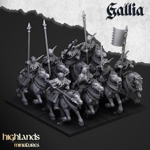 Puede incluir: Un conjunto de figuras en miniatura grises que representan caballeros montados. Los caballeros llevan lanzas y espadas, vestidos con atuendos medievales. La palabra "Gallia" se muestra en una fuente estilizada, y el logotipo "highlands miniatures" está en la parte inferior.
