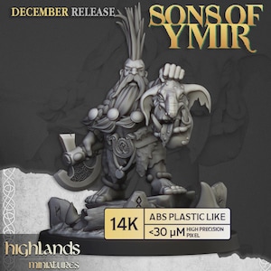 Może przedstawiać: Szczegółowa miniaturowa figurka krasnoluda z kolekcji "Sons of Ymir", trzymającego topór i stworzenie. Figurka jest szara, z tekstem "DECEMBER RELEASE", "14K" i "ABS PLASTIC LIKE". Podstawa ma logo "highlands miniatures".
