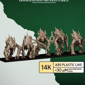 Può includere: Sono esposte cinque dettagliate miniature di creature fantasy, forse treant o esseri simili. Le figure sono di colore marrone neutro, con intricate texture simili al legno. Il testo "HIGHLANDS MINIATURES" è in alto. Le figure sono su una base nera.