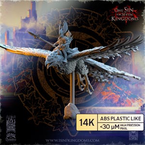 Op de afbeelding: Een gedetailleerd, grijs 3D-geprint beeldje van een krijger die op een griffioen rijdt. De griffioen heeft uitgespreide vleugels en gedetailleerde kenmerken. Het beeldje is op een standaard gemonteerd. De tekst "ONE SIN FOR SEVEN KINGDOMS" is zichtbaar.