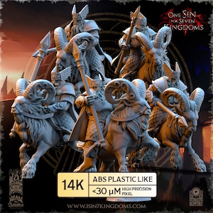 Puede incluir: Un grupo de miniaturas de fantasía grises detalladas que representan guerreros blindados montados en carneros con cuernos. Las miniaturas están hechas de plástico ABS y están etiquetadas como 14K con alta precisión. El texto "ONE SIN FOR SEVEN KINGDOMS" es visible.