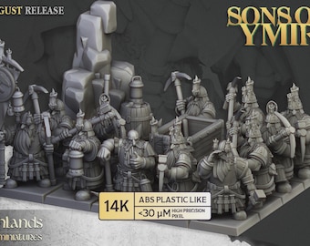 Puede incluir: Un grupo de figuras en miniatura de enanos, sosteniendo herramientas y armas, se muestra sobre una base gris. Las figuras están detalladas con barbas y cascos. La imagen incluye el texto "AUGUST RELEASE" y "SONS OF YMIR".