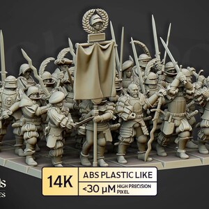 Puede incluir: Un grupo de soldados en miniatura con armadura beige, sosteniendo espadas y lanzas, de pie sobre una base rectangular. Una pancarta se sostiene en el centro. La imagen incluye el texto "14K" y "ABS PLASTIC LIKE <30 µM HIGH PRECISION PIXEL". El logotipo "highlands miniatures" está en la esquina inferior izquierda.