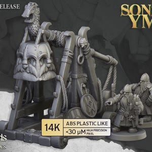 Może przedstawiać: Szary model miniaturowy broni oblężniczej z motywem smoczej głowy, hełmem i dwiema miniaturowymi figurkami. Widoczne są napisy "AUGUST RELEASE" i "SONS OF YMIR". Model wykonany jest z tworzywa ABS.