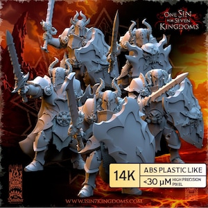 Op de afbeelding: Een groep grijze krijgersfiguren met hoorns in volledige bepantsering, die zwaarden en schilden vasthouden. De figuren staan in verschillende poses, met de tekst "ONE SIN FOR SEVEN KINGDOMS" en "ABS PLASTIC LIKE". De tekst "14K" en "<30 μm HIGH PRECISION PIXEL" is ook zichtbaar.